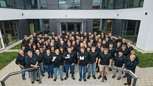 Gruppenfoto der FSM-Mitarbeiter vor dem Firmengebäude.